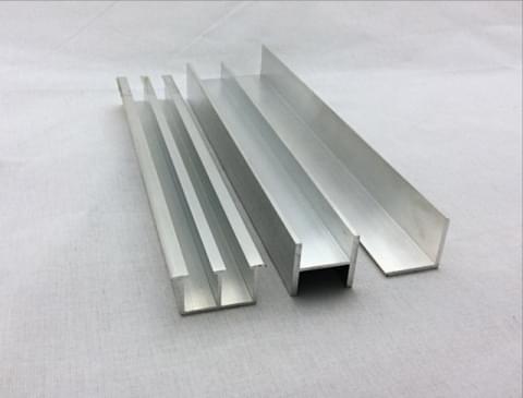 押出加工による部品の画像